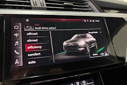 musta Audi e-tron 2023 kuva 32.