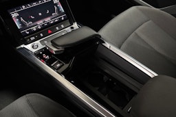 musta Audi e-tron 2023 kuva 34.