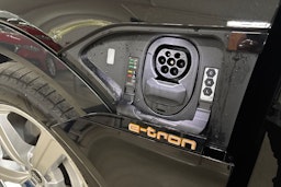musta Audi e-tron 2023 kuva 36.