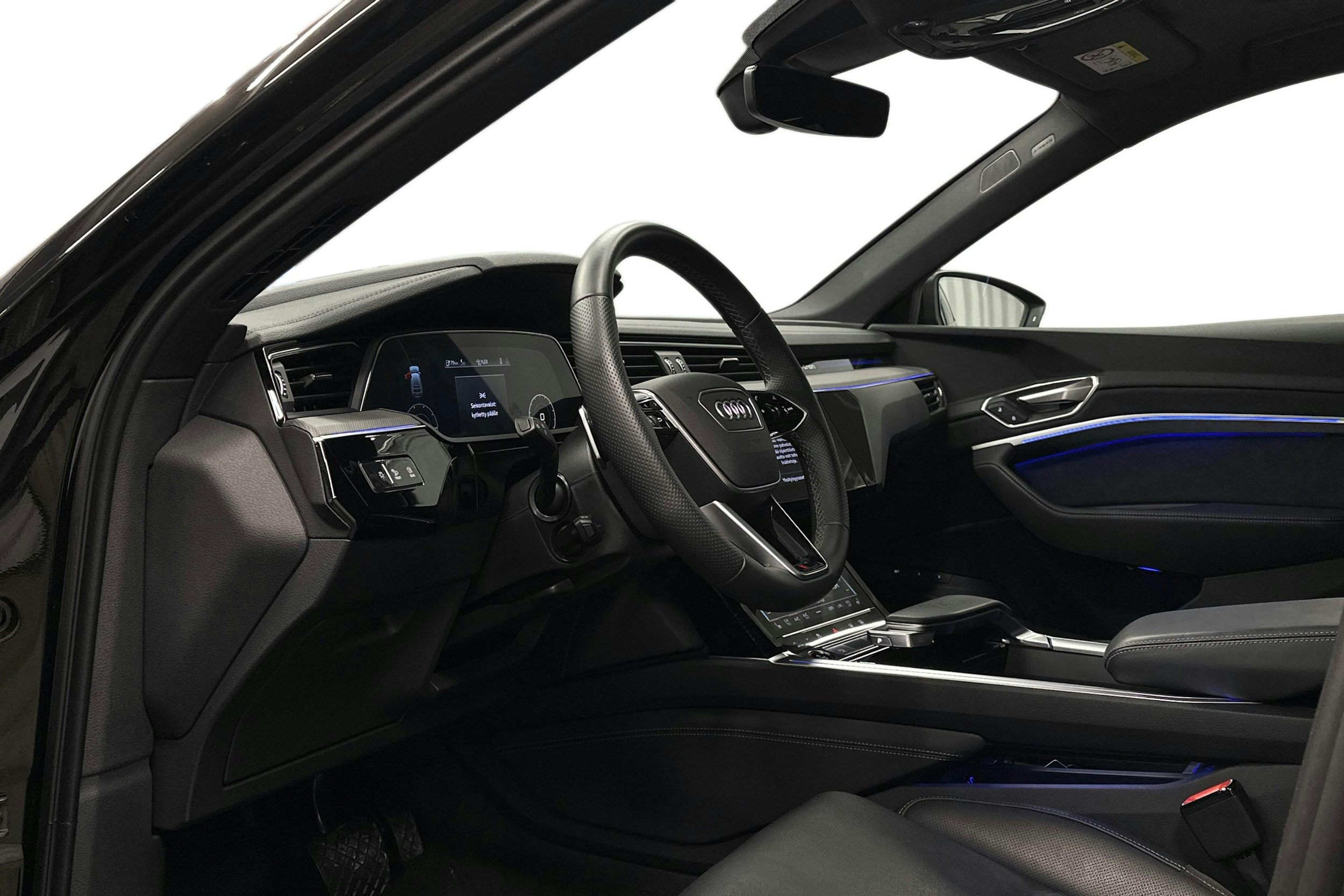 musta Audi e-tron 2023 kuva 8.