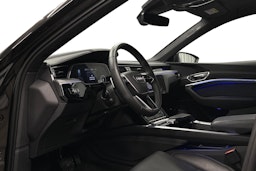 musta Audi e-tron 2023 kuva 8.
