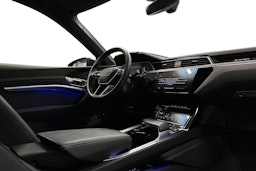 musta Audi e-tron 2023 kuva 10.