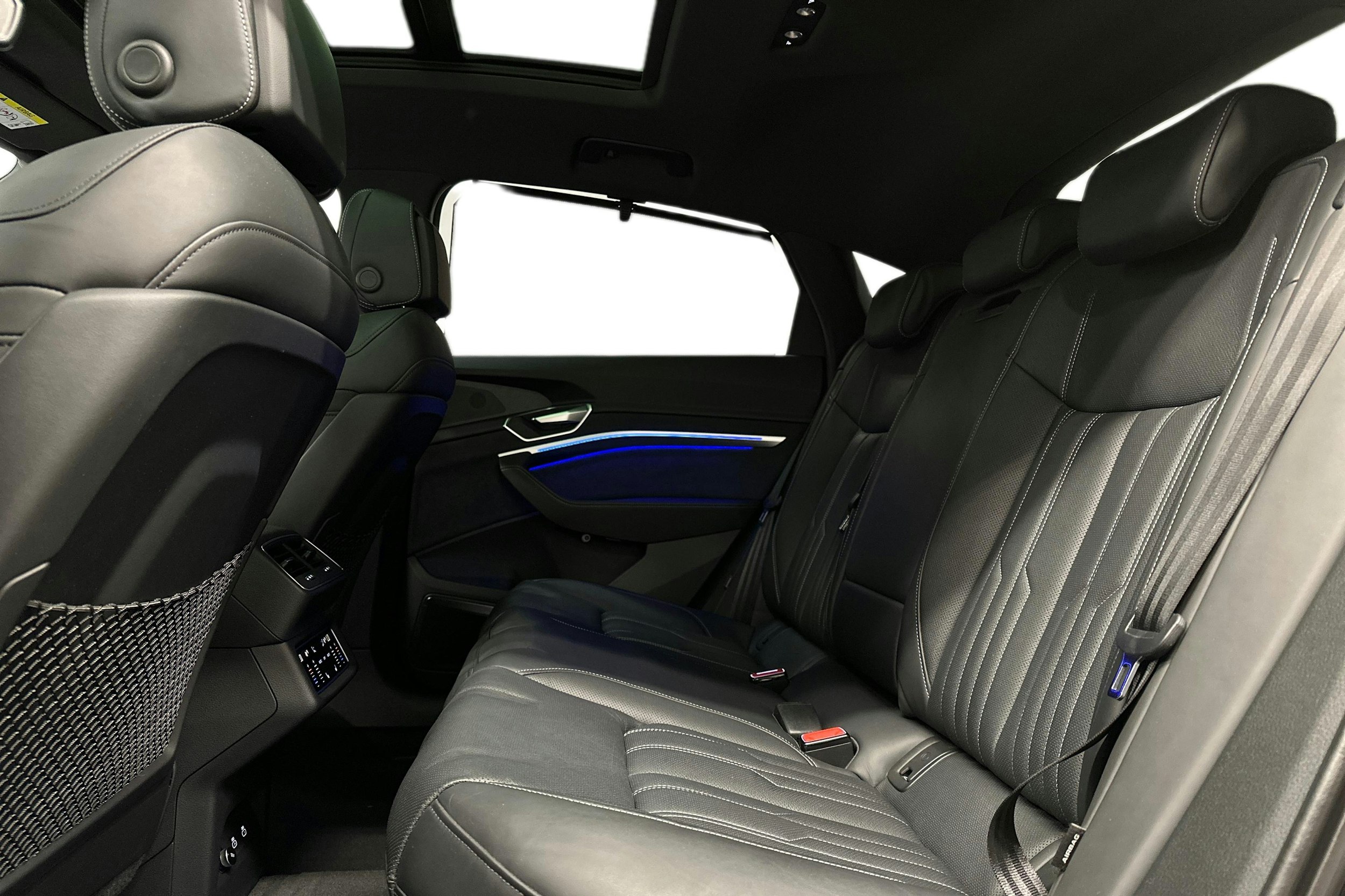musta Audi e-tron 2023 kuva 11.
