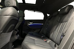 musta Audi e-tron 2023 kuva 11.