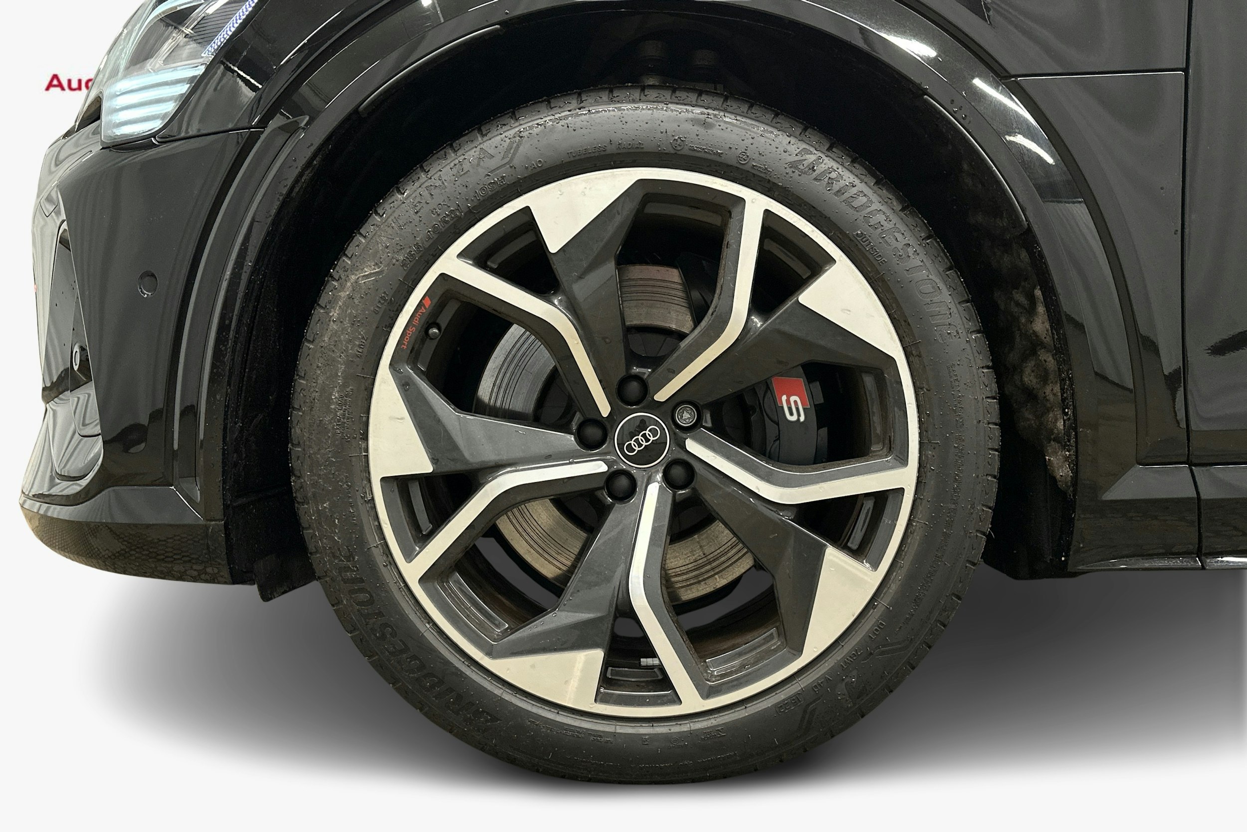 musta Audi e-tron 2023 kuva 12.