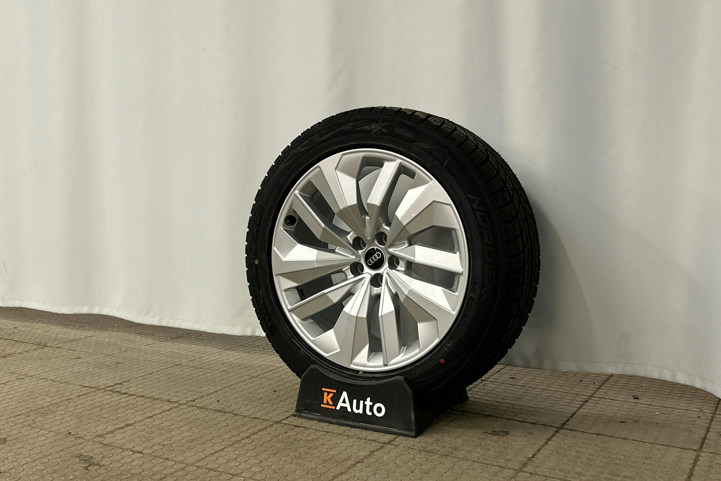 musta Audi e-tron 2023 kuva 13.