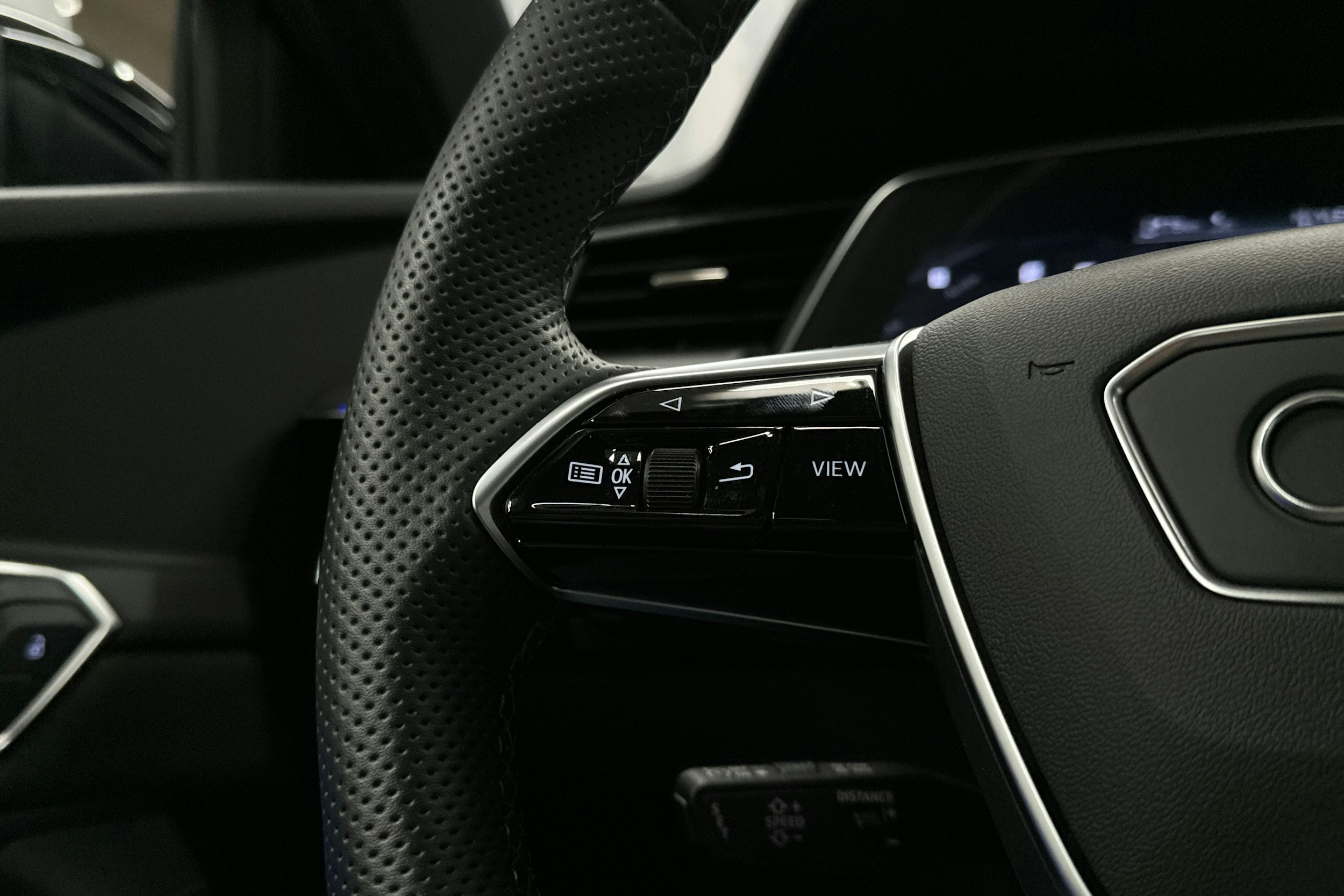 musta Audi e-tron 2023 kuva 14.