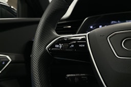 musta Audi e-tron 2023 kuva 14.