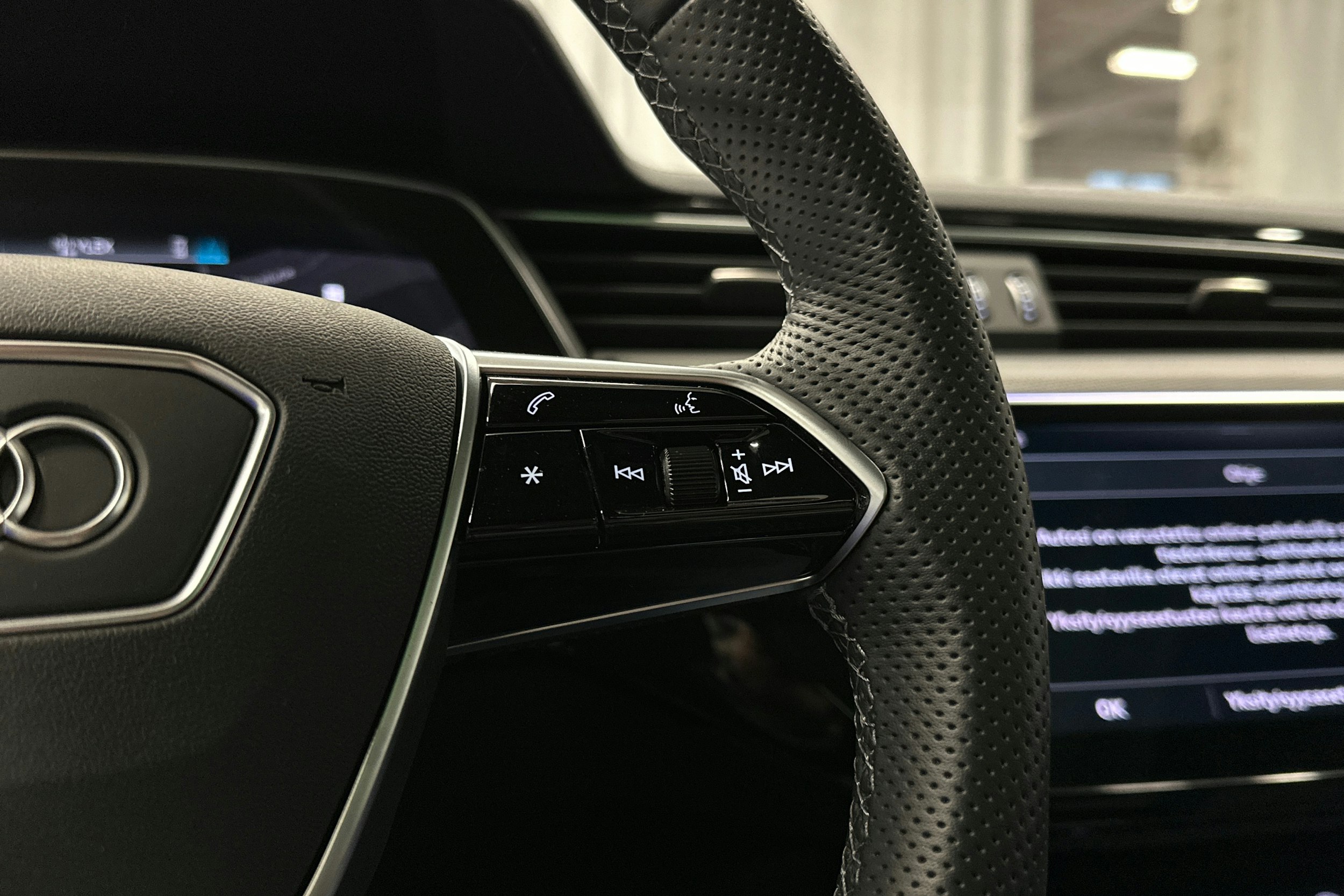 musta Audi e-tron 2023 kuva 15.