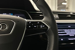 musta Audi e-tron 2023 kuva 15.