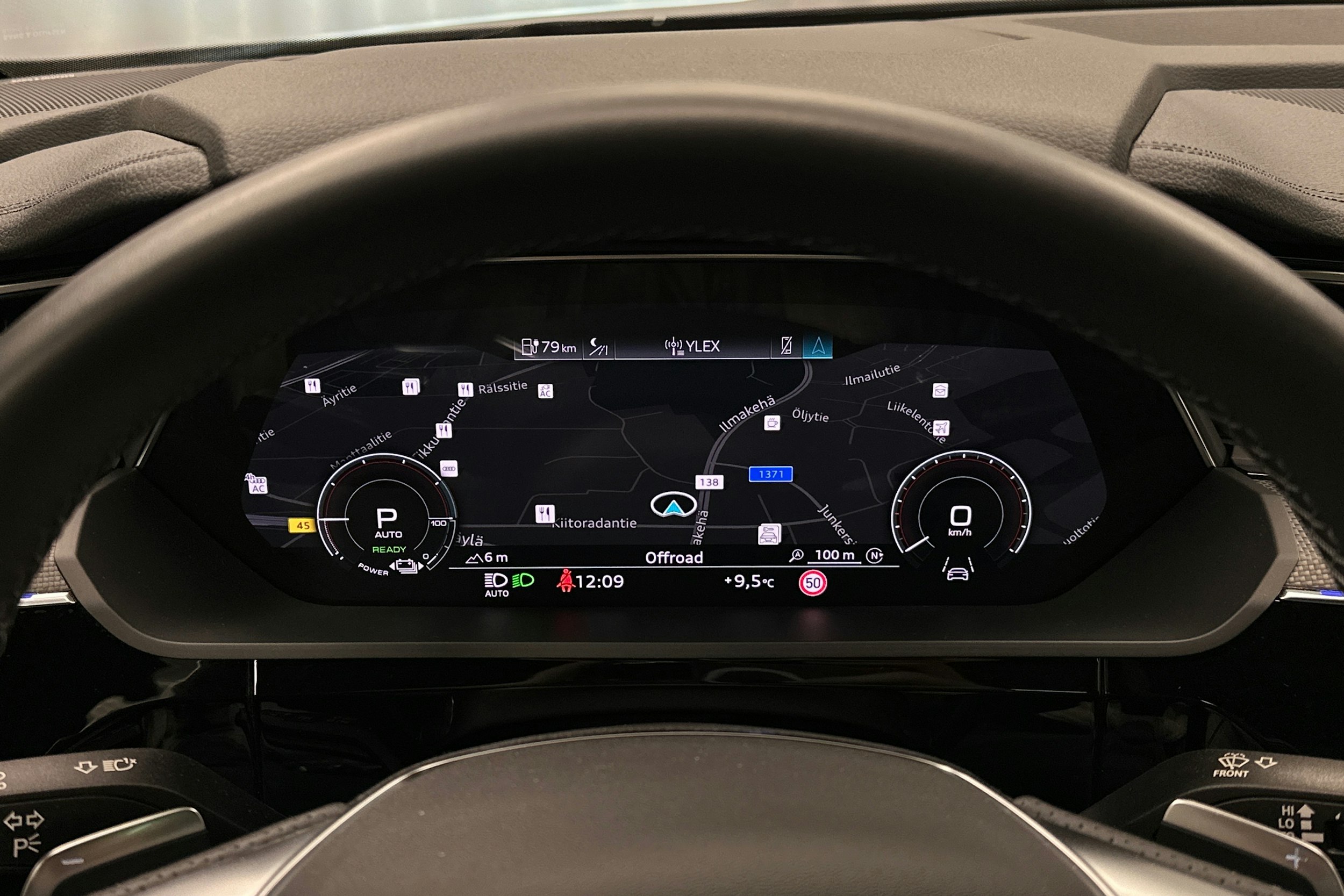 musta Audi e-tron 2023 kuva 16.