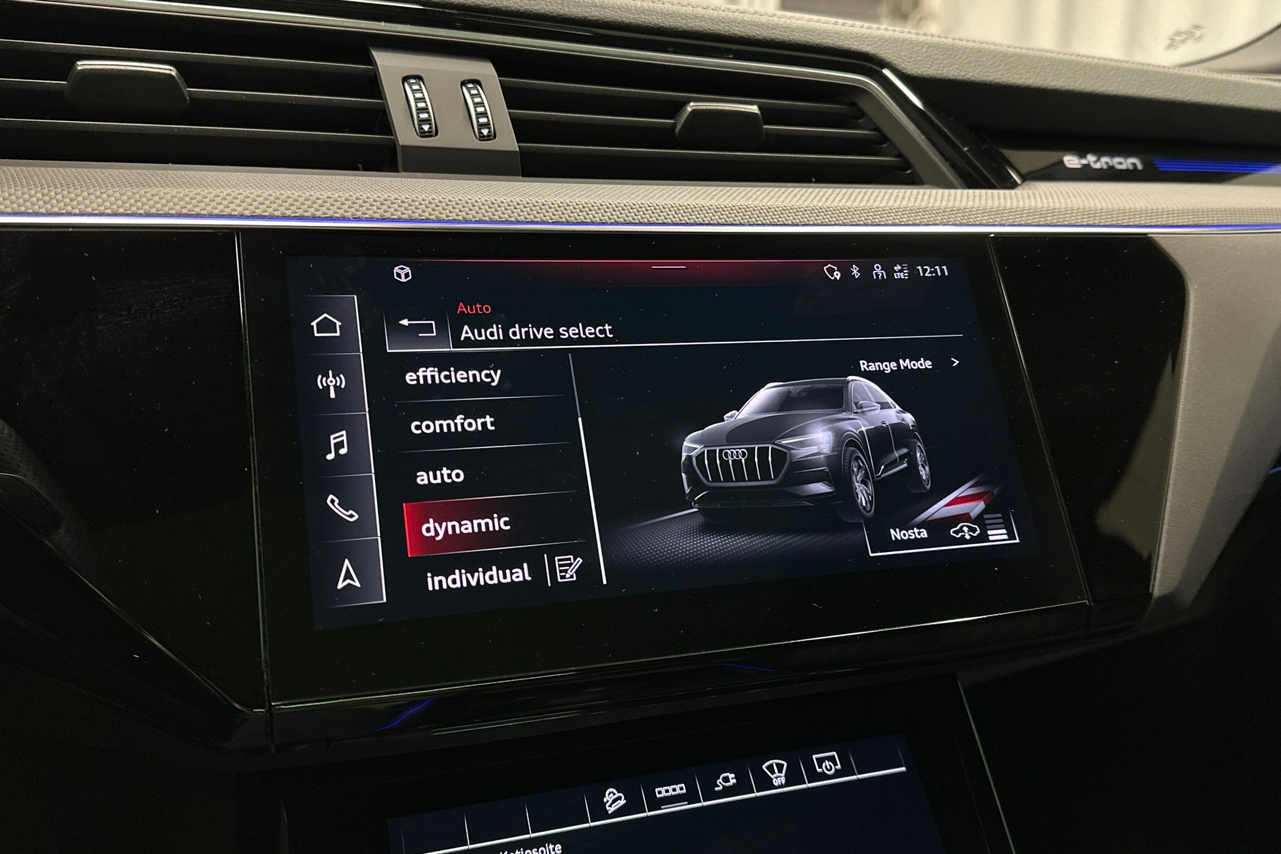 musta Audi e-tron 2023 kuva 20.