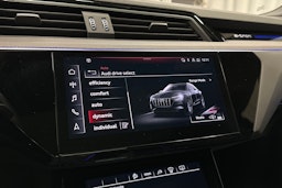 musta Audi e-tron 2023 kuva 20.