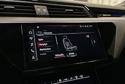 musta Audi e-tron 2023 kuva 21.