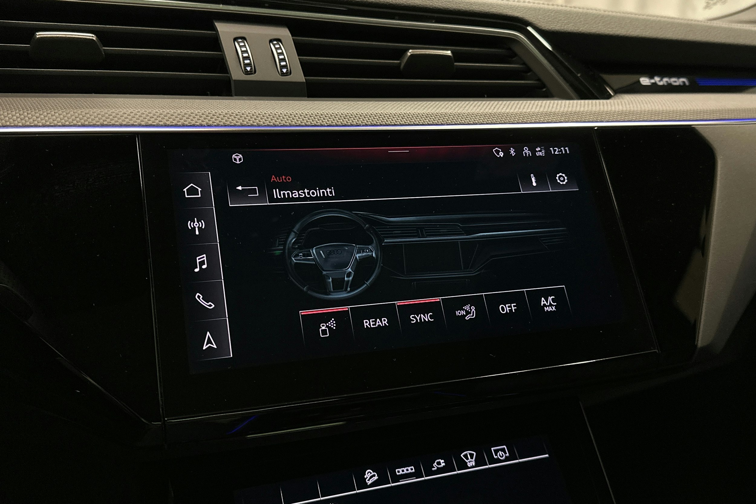 musta Audi e-tron 2023 kuva 22.