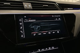 musta Audi e-tron 2023 kuva 22.