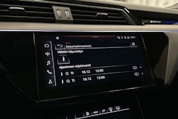 musta Audi e-tron 2023 kuva 23.