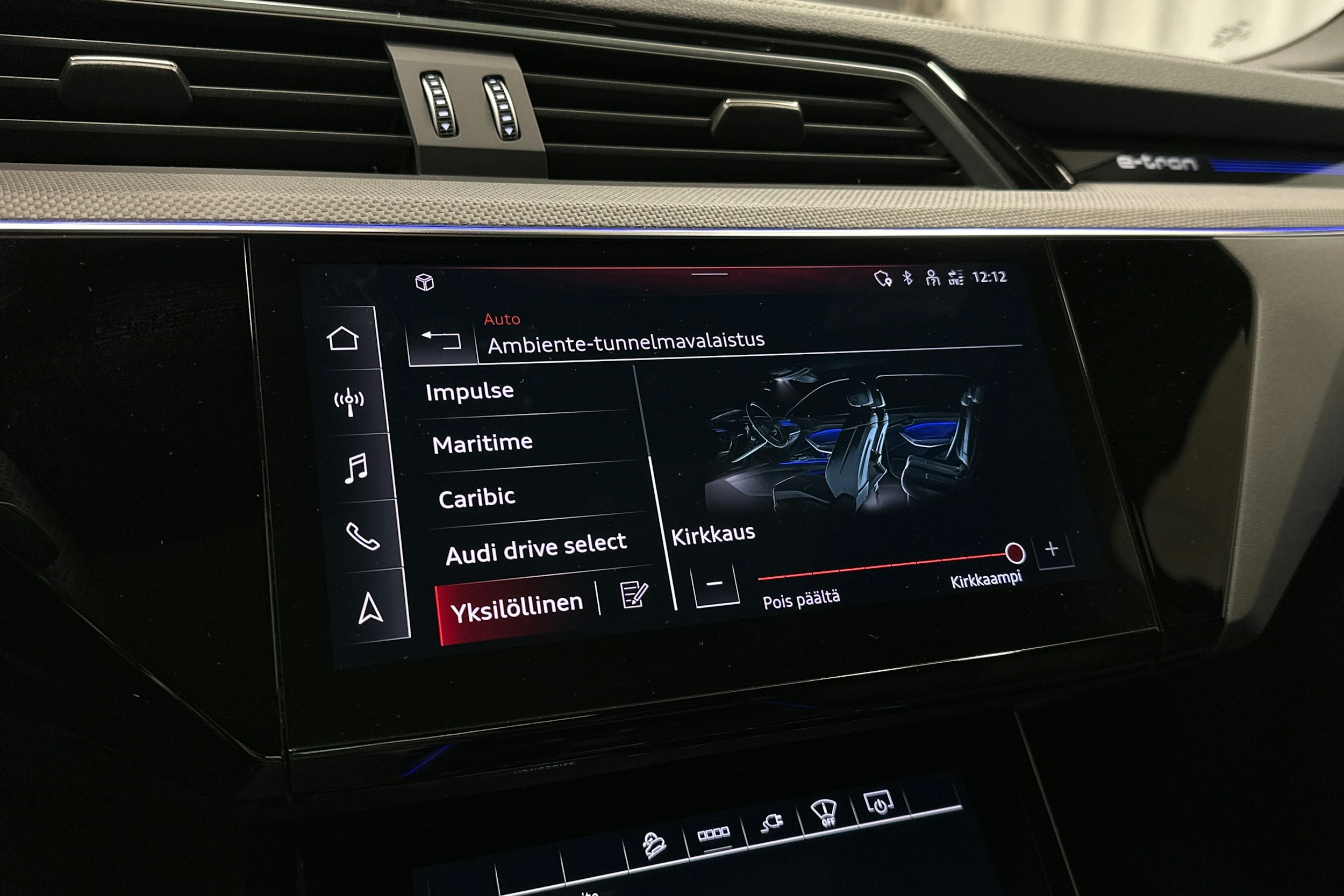 musta Audi e-tron 2023 kuva 24.