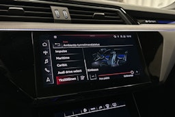musta Audi e-tron 2023 kuva 24.