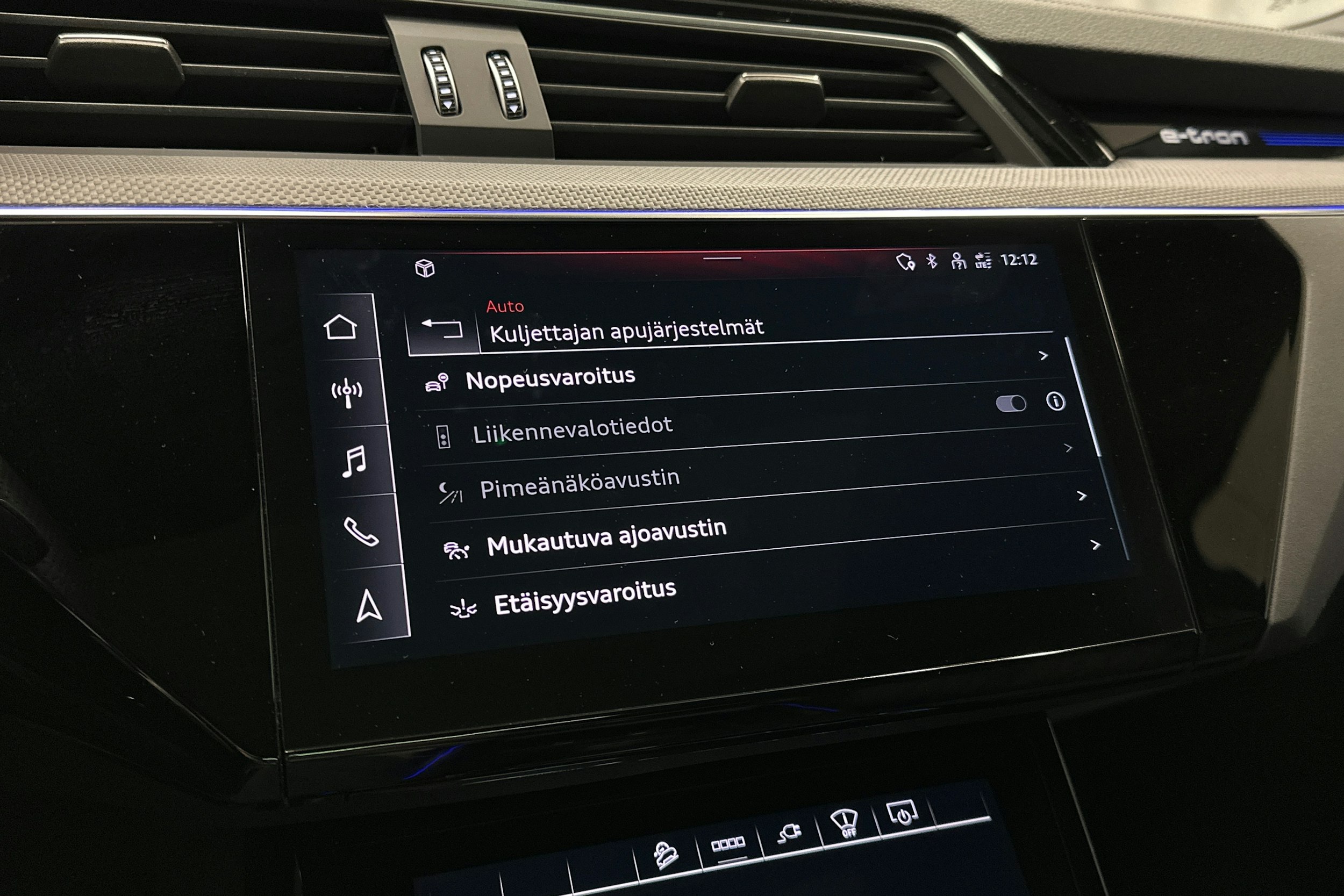 musta Audi e-tron 2023 kuva 25.