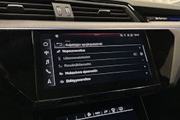 musta Audi e-tron 2023 kuva 25.
