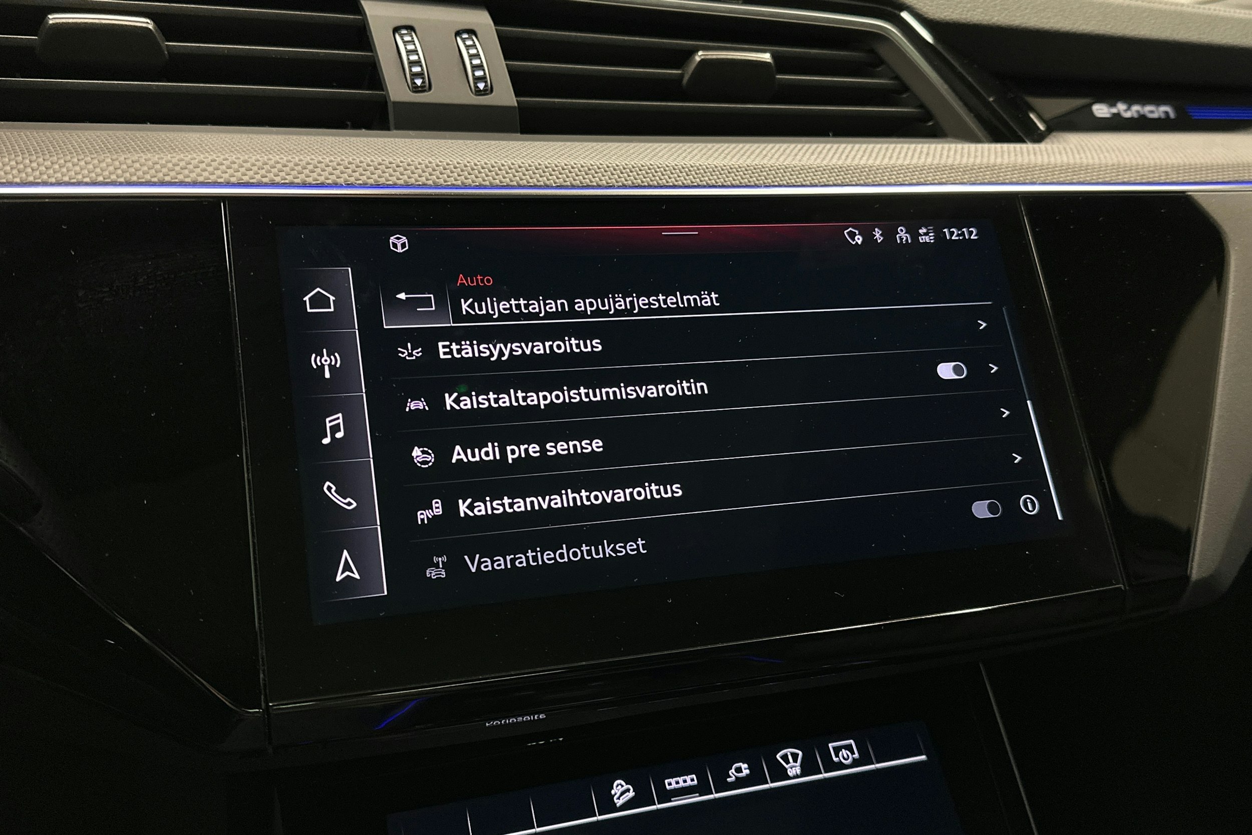 musta Audi e-tron 2023 kuva 26.