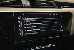 musta Audi e-tron 2023 kuva 26.