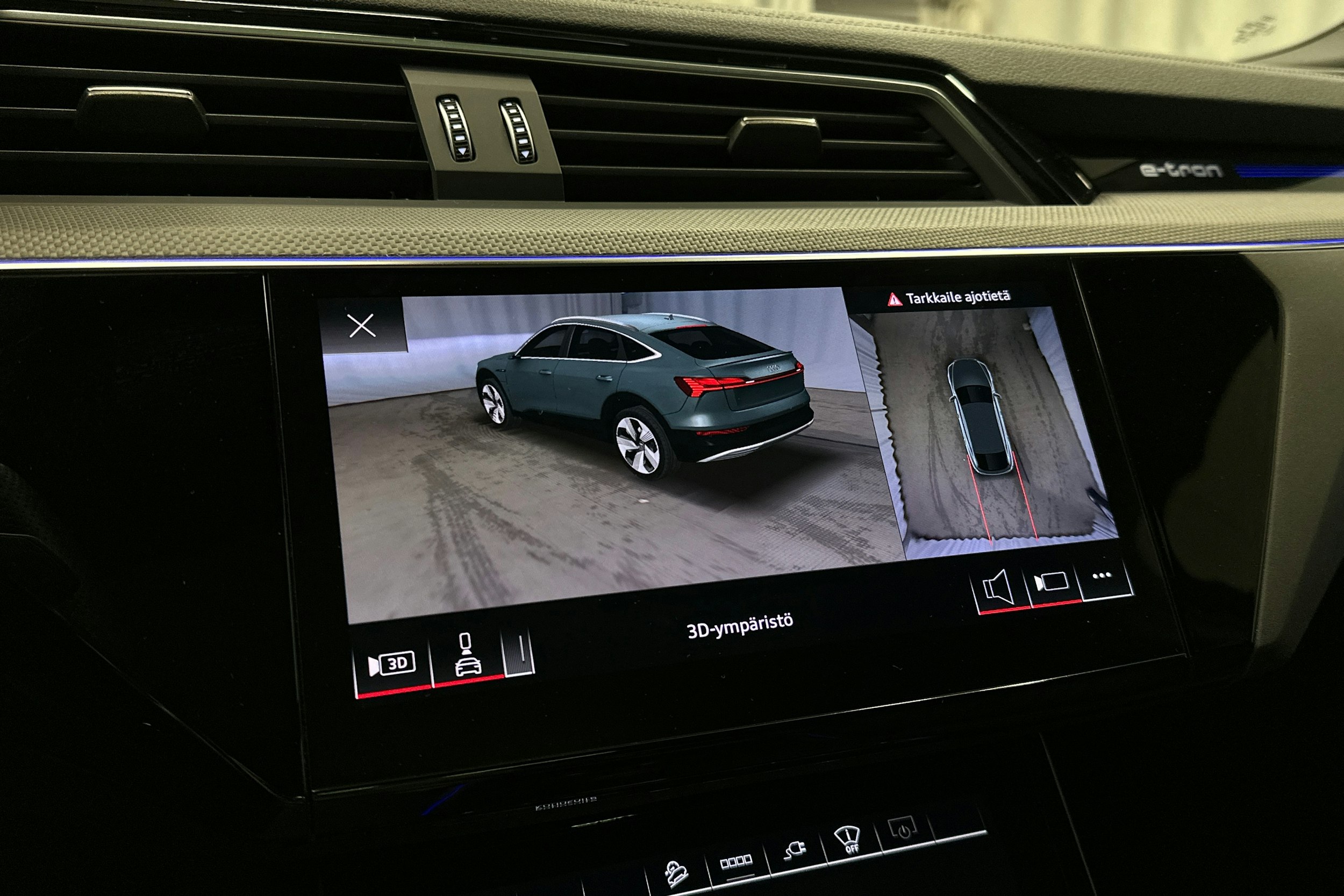 musta Audi e-tron 2023 kuva 27.