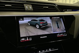 musta Audi e-tron 2023 kuva 27.