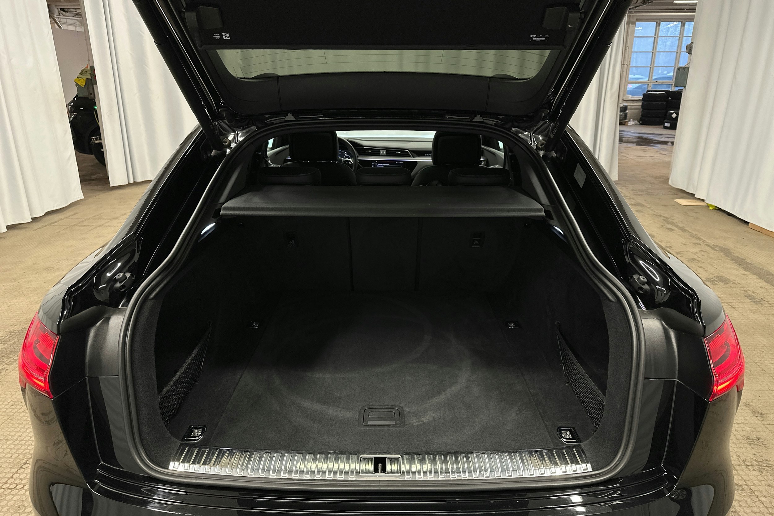 musta Audi e-tron 2023 kuva 35.