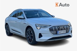 valkoinen Audi e-tron 2023 kuva 1.