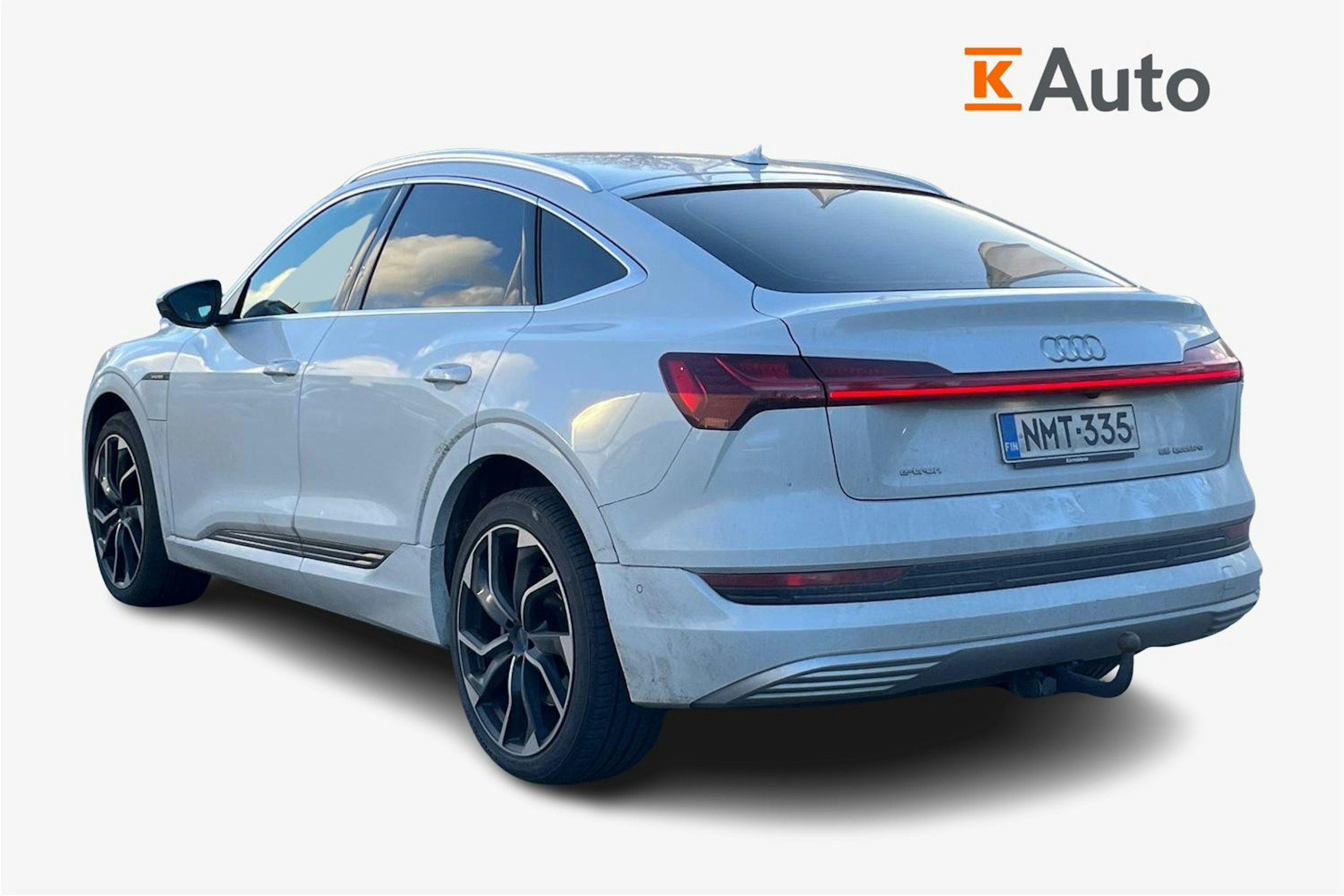 valkoinen Audi e-tron 2023 kuva 2.