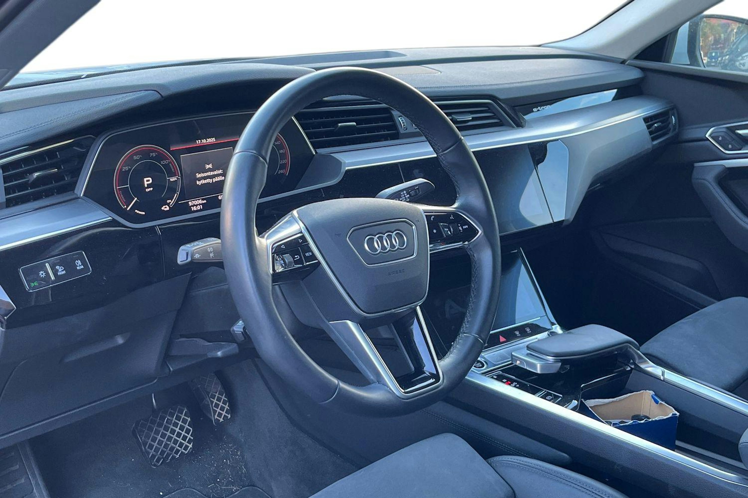 valkoinen Audi e-tron 2023 kuva 3.