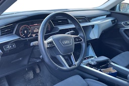 valkoinen Audi e-tron 2023 kuva 3.