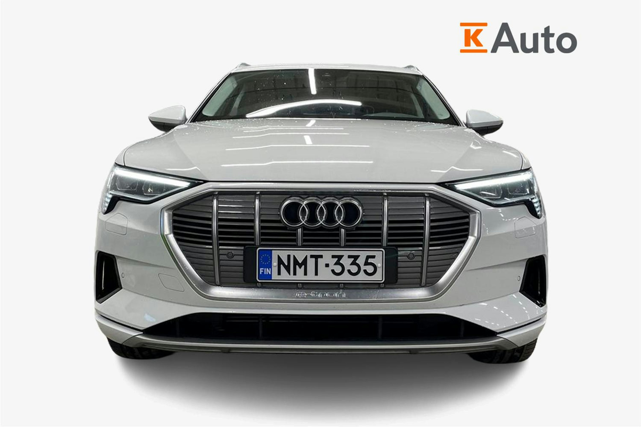 valkoinen Audi e-tron 2023 kuva 5.