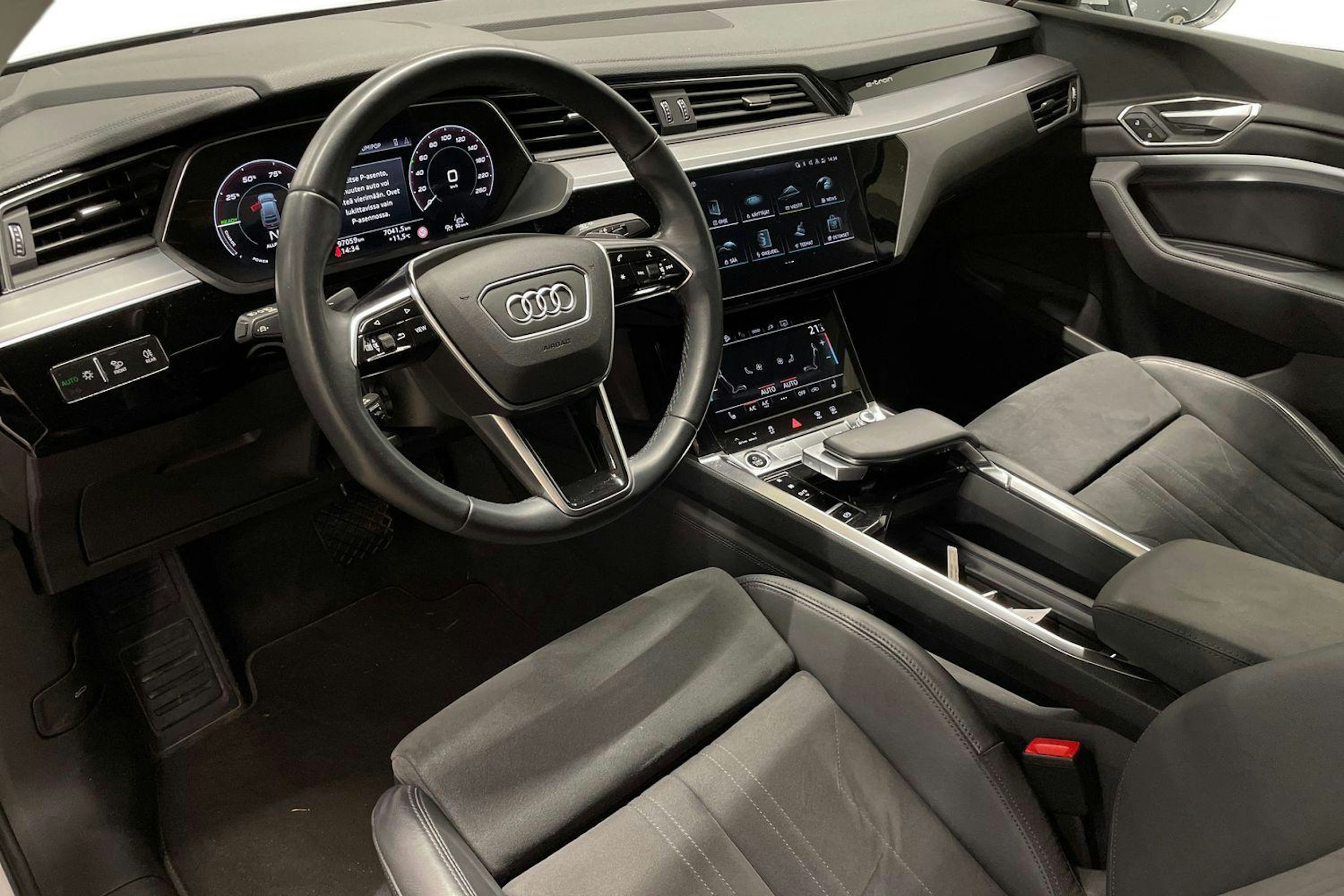 valkoinen Audi e-tron 2023 kuva 7.