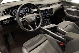 valkoinen Audi e-tron 2023 kuva 7.