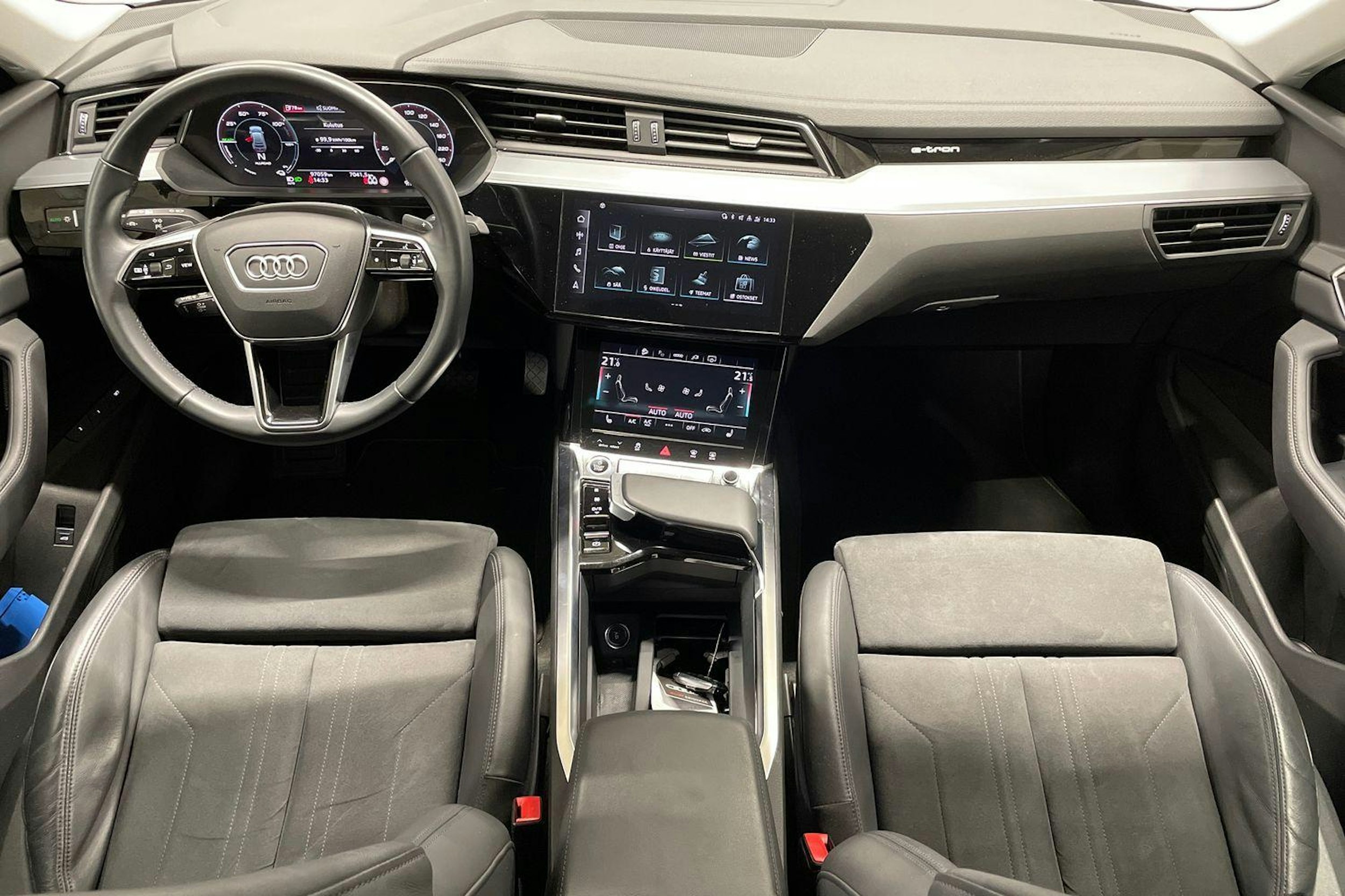 valkoinen Audi e-tron 2023 kuva 9.