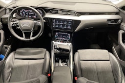 valkoinen Audi e-tron 2023 kuva 9.