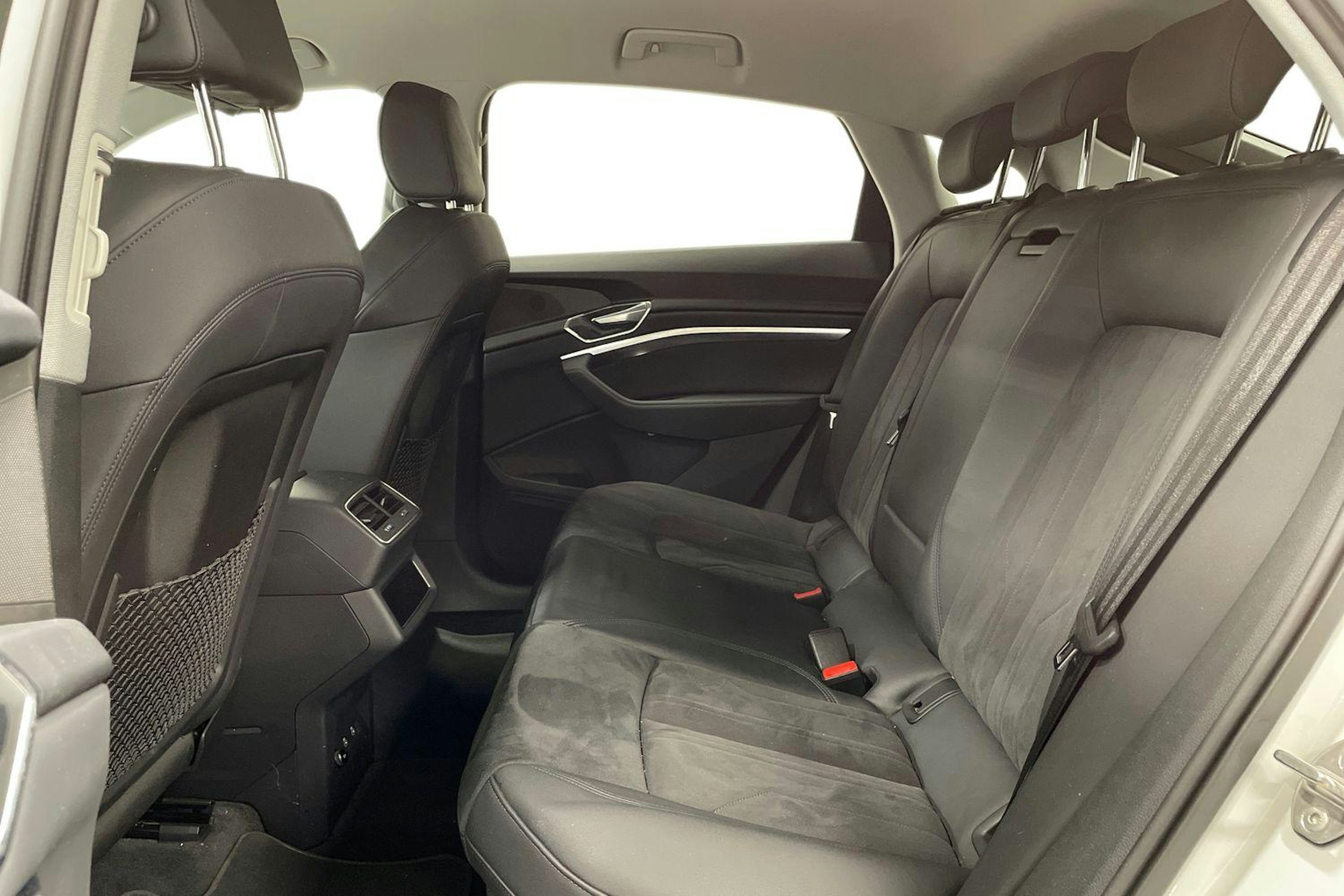 valkoinen Audi e-tron 2023 kuva 10.