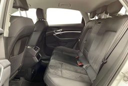 valkoinen Audi e-tron 2023 kuva 10.