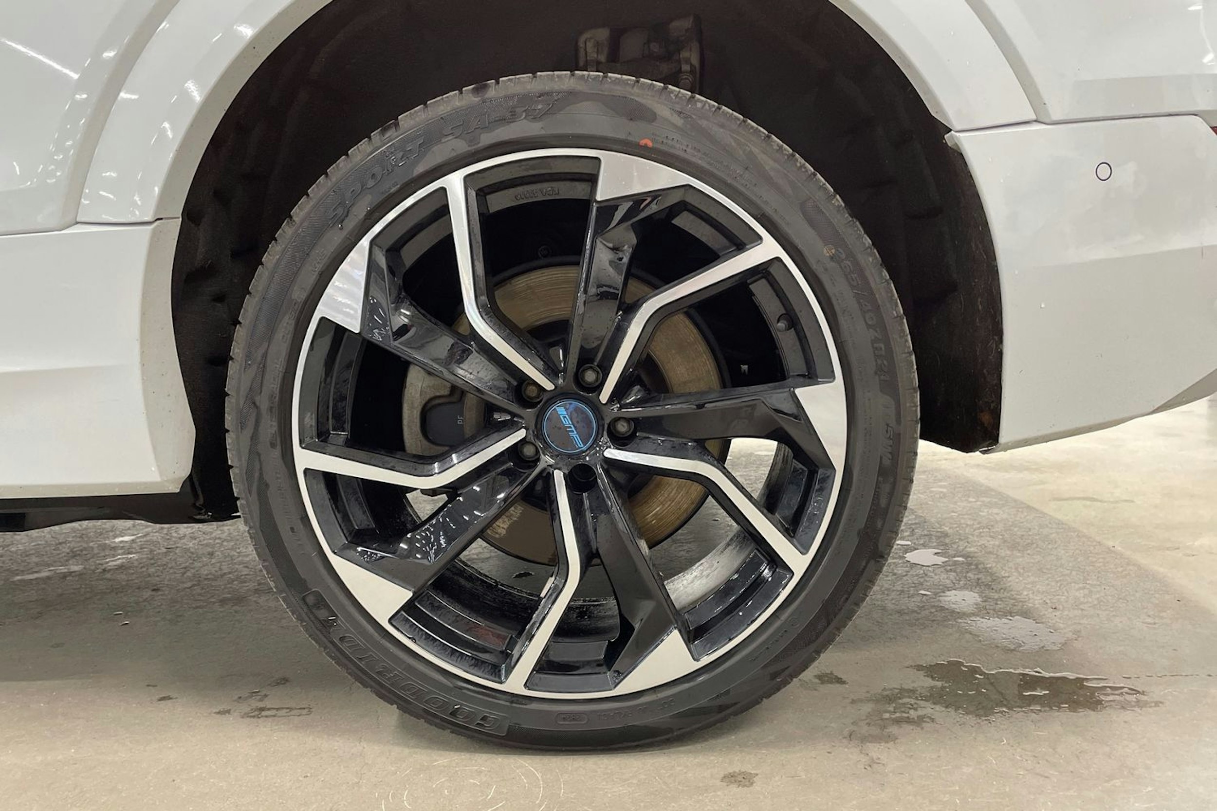 valkoinen Audi e-tron 2023 kuva 11.