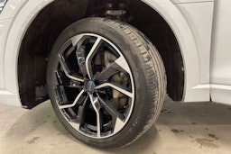 valkoinen Audi e-tron 2023 kuva 13.