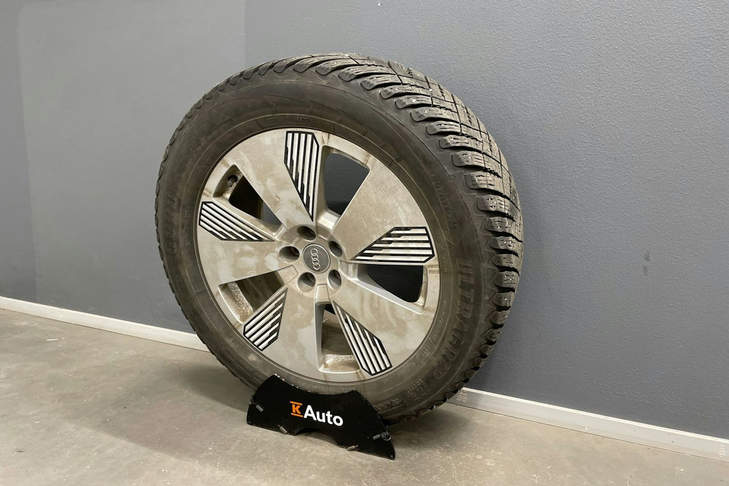 valkoinen Audi e-tron 2023 kuva 14.