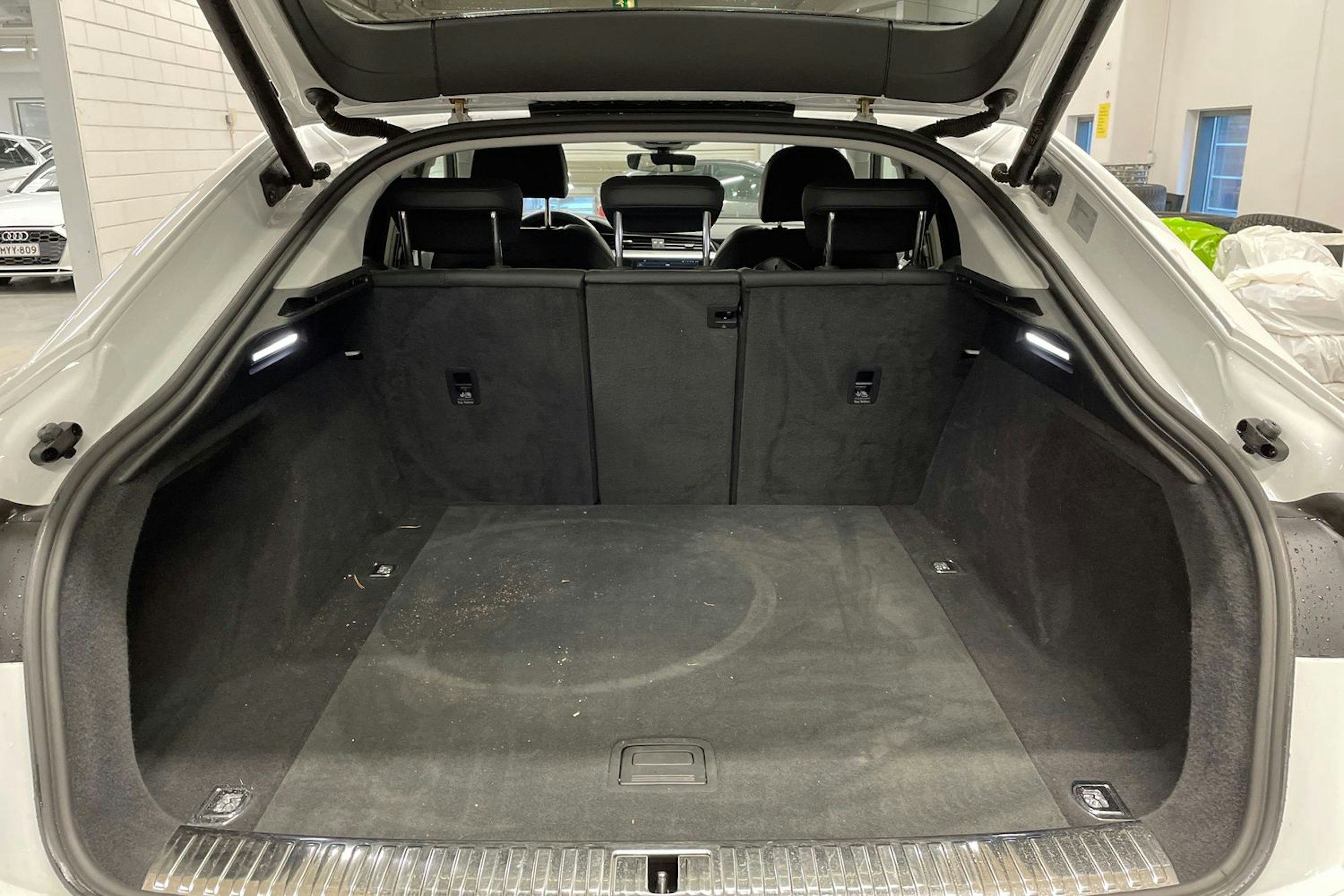 valkoinen Audi e-tron 2023 kuva 15.