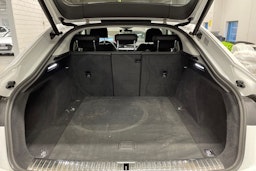 valkoinen Audi e-tron 2023 kuva 15.