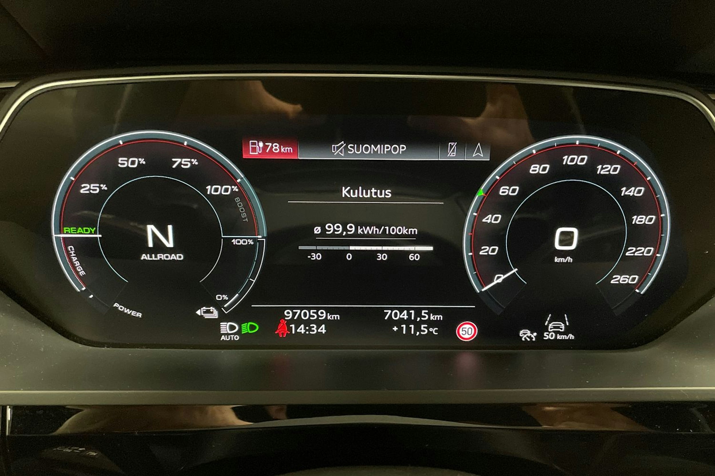 valkoinen Audi e-tron 2023 kuva 16.