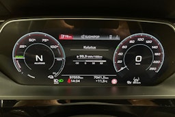 valkoinen Audi e-tron 2023 kuva 16.