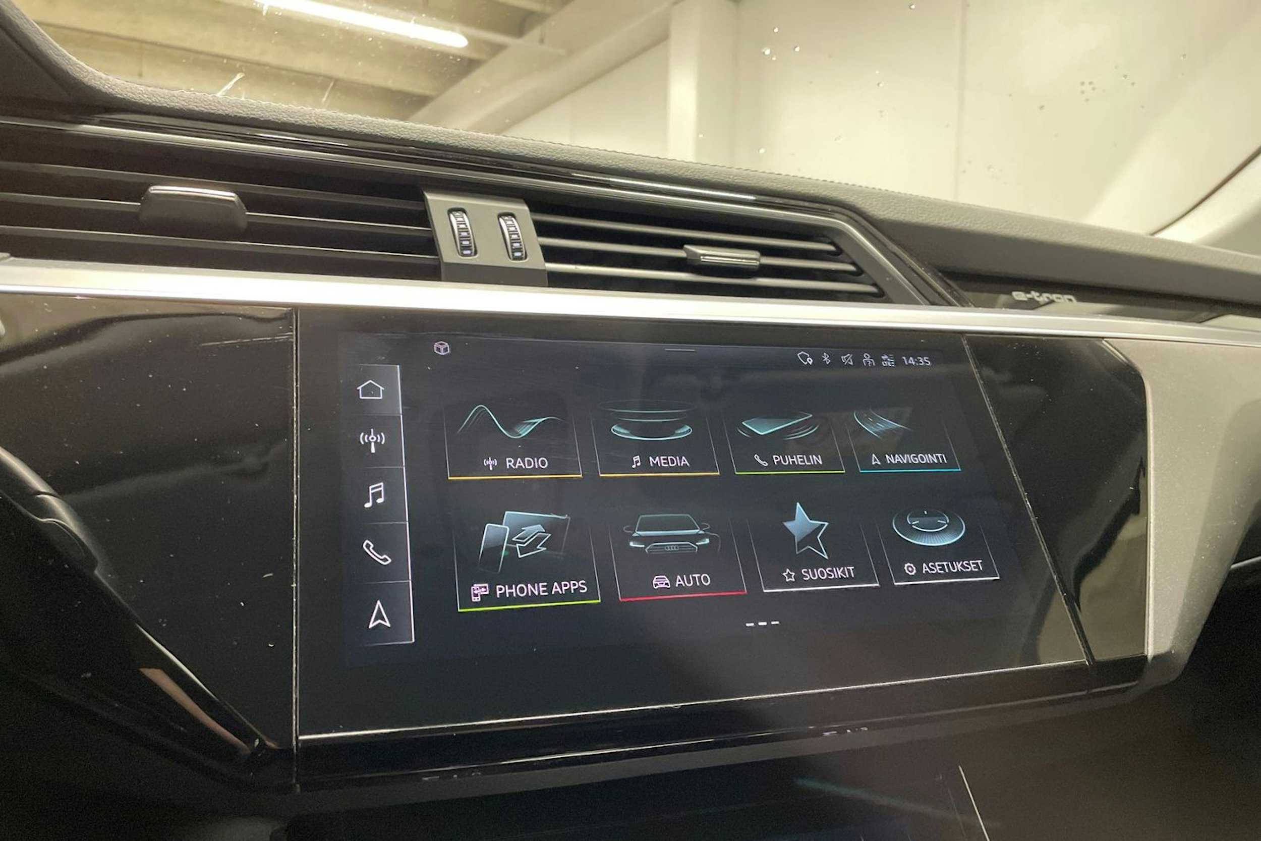 valkoinen Audi e-tron 2023 kuva 17.