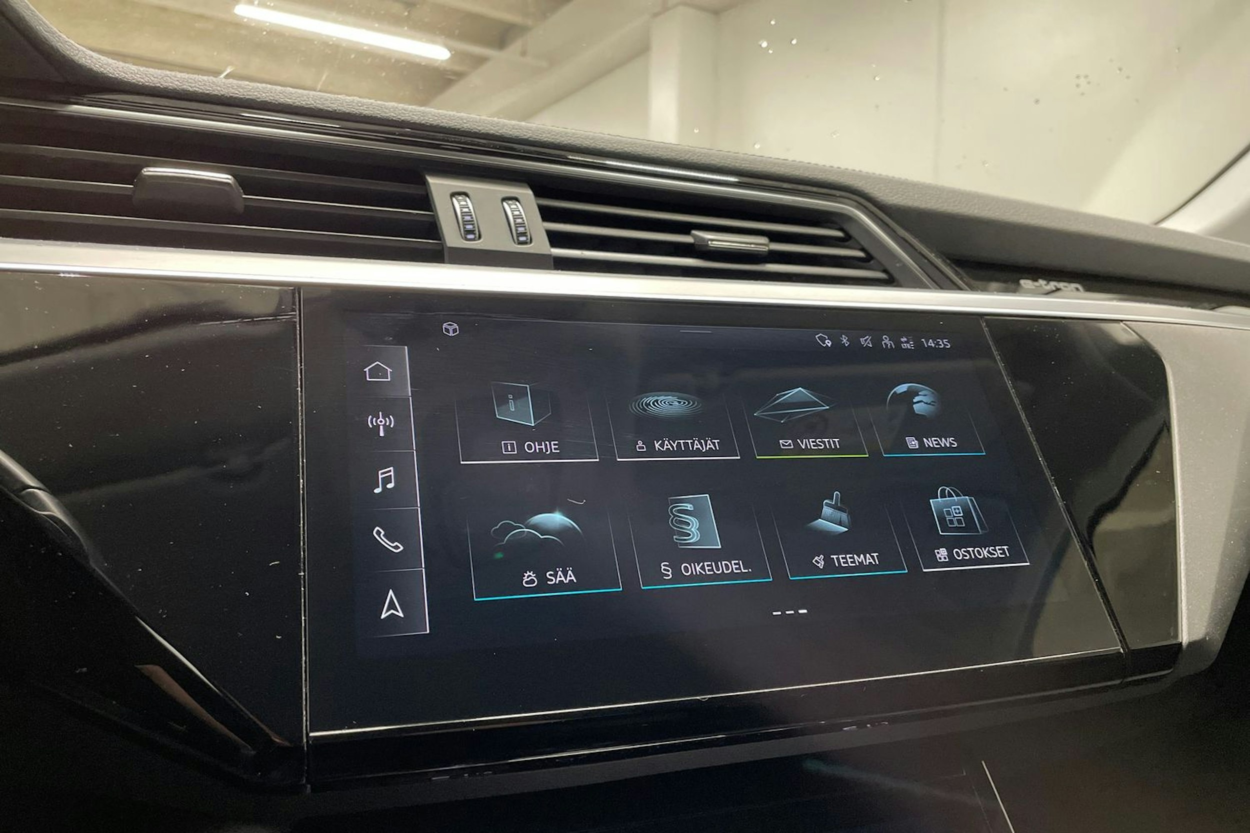 valkoinen Audi e-tron 2023 kuva 18.